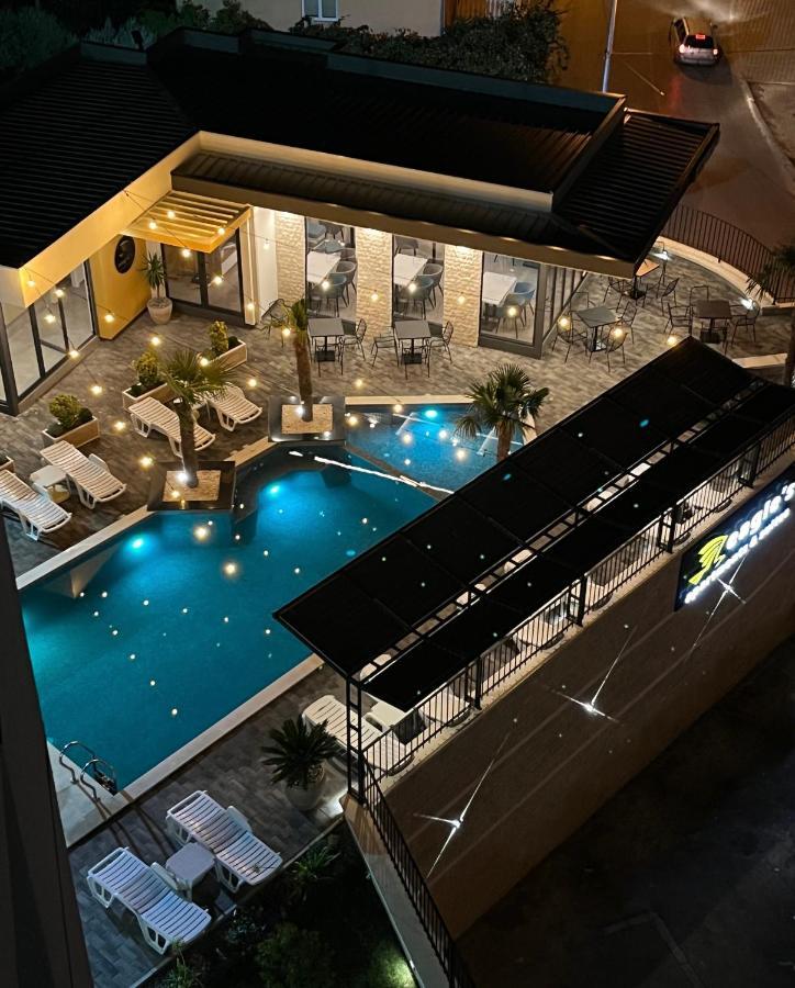 Art's Mit Pool Pinjes *